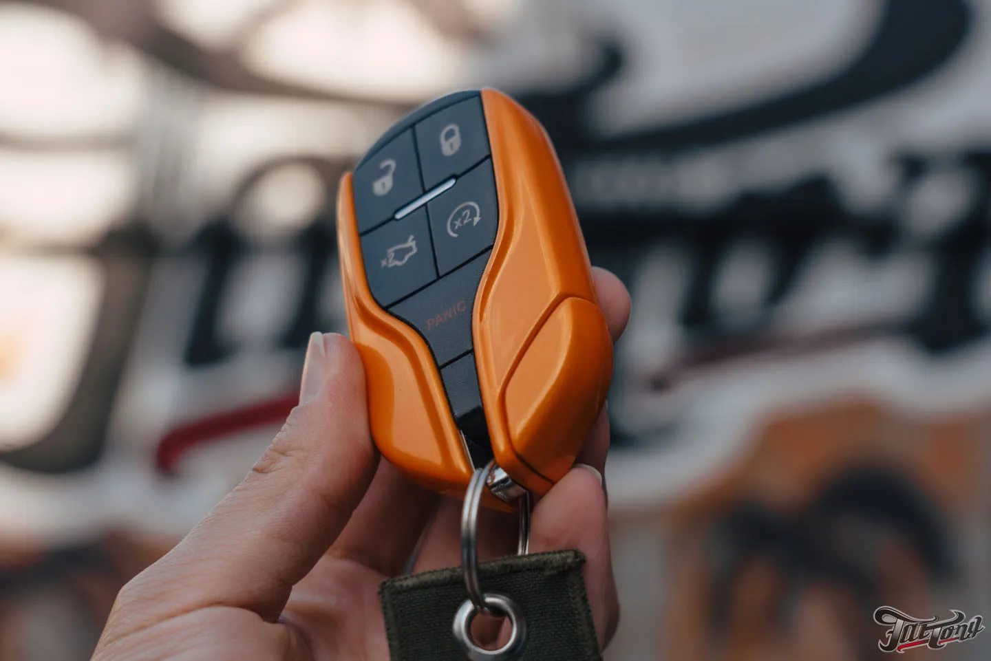 Окрасили ключ для Dodge Challenger в ярко-оранжевый цвет!